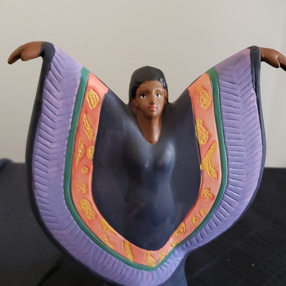 K's Collection Native Lady Figurine. - Picture 5 of 8